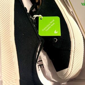 Cariuma Black canvas. Oca Low. new in box